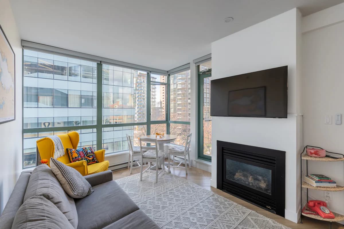 Heart of DT Vancouver Condo w Parking